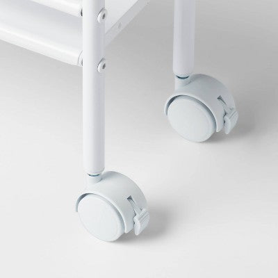 Wąski biały wózek metalowy z półkami